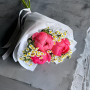 Букет из коралловых пионов и ромашек — вид 4